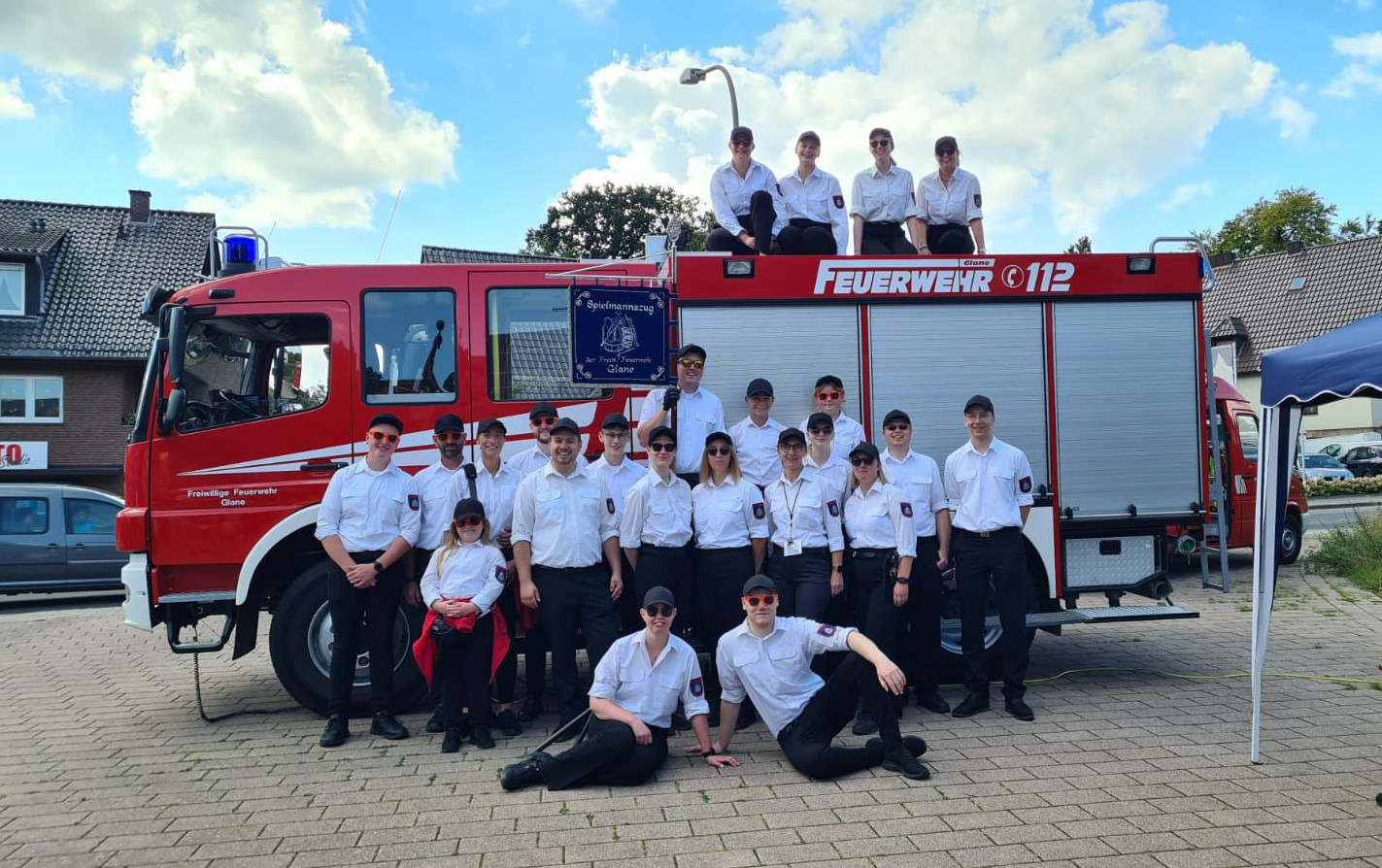 Gruppenbild vor Feuerwehrauto